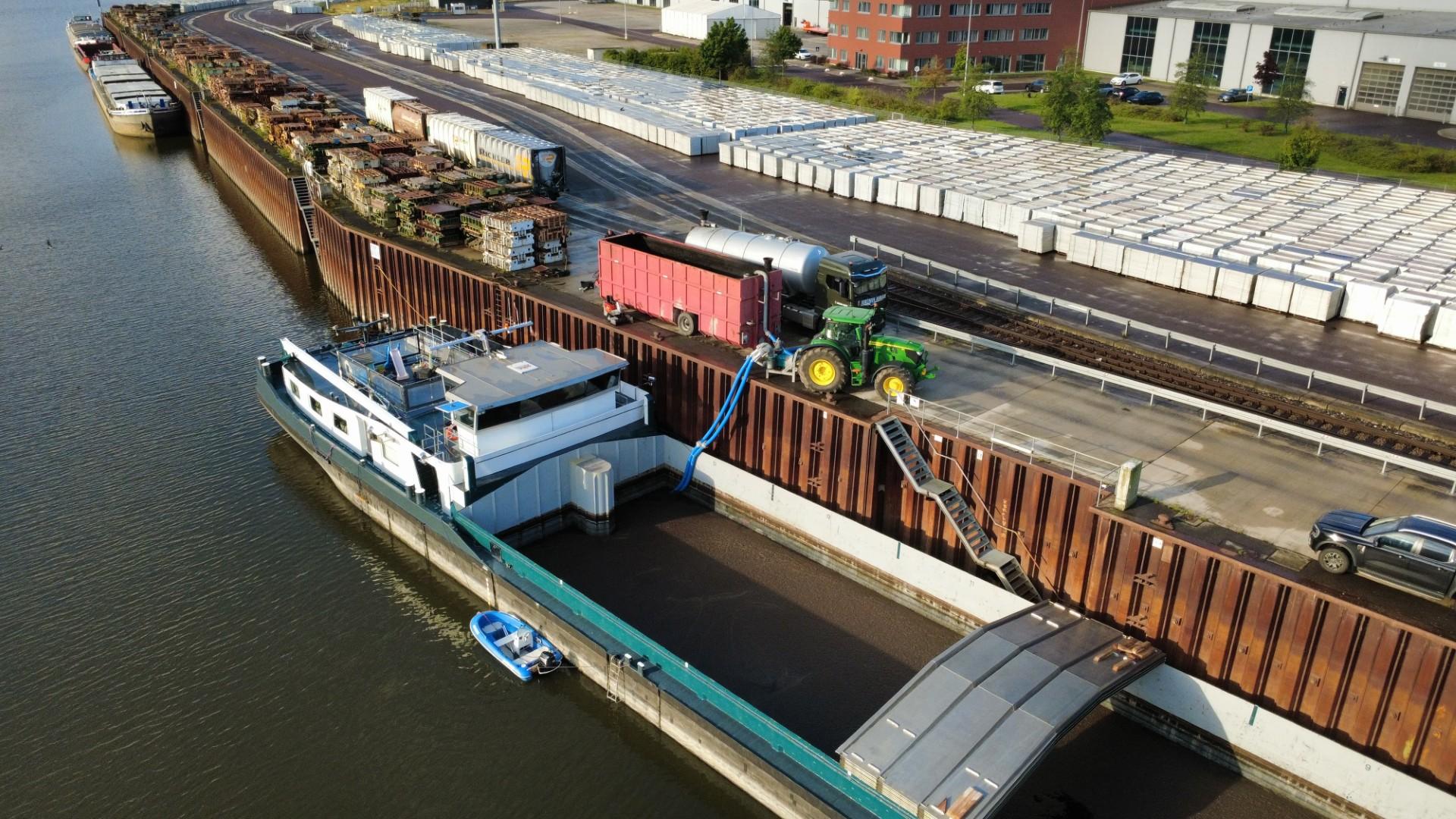 Mesttransport via binnenvaart kan kosten besparen, vergroot de capaciteit en is duurzamer